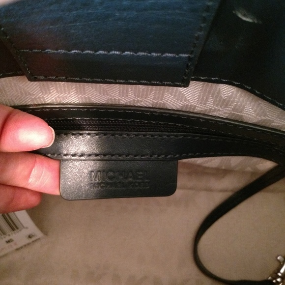 ❤️SOLD❤️Michael Kors Hamilton East West Bag. - Picture 3 of 7